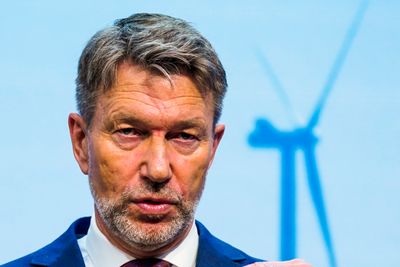 Olje- og energiminister Terje Aasland (Ap) lover nye regler for vindkraft i Norge.