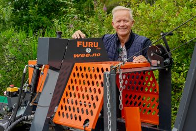 Rune Wee på Haugalandet er blant dem som ikke kan klage på strømprisen. Han selger vedmaskiner, og det går strykende.