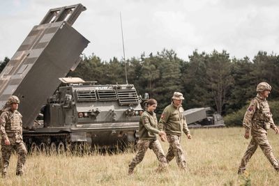 Ukrainske soldater får opplæring i Storbritannia på M270 MLRS.