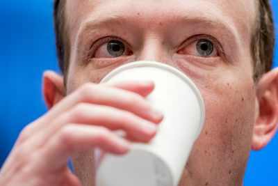 Forretningsmodellen til Mark Zuckerbergs sosiale medier blir vanskeligere å opprettholde med det ferske vedtaket. Her fra den berømte høringen på Capitol hill i 2018.