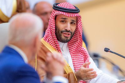 Saudi-Arabias kronprins Mohammed bin-Salman vil straffe Twitter-brukere, samtidig som Saudi-Arabia er medeier i Twitter. Dommen mot Salma al-Shebab ble kjent bare noen uker etter at USAs president Joe Biden (t.v.) besøkte landet..