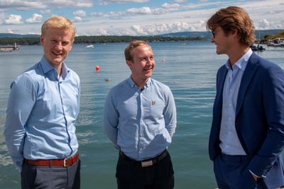  NTNU-studentene Ole-Christian Bjerkeset, André Egeli og Peter Nikolai Sundgaard har i sommer jobbet med et Accenture-prosjekt for sjømatselskapet Lerøy. Foto: TUM Studio 