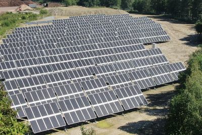 Solcelleparken på Furuseth vil få større paneler enn disse på Berger utenfor Oslo. 