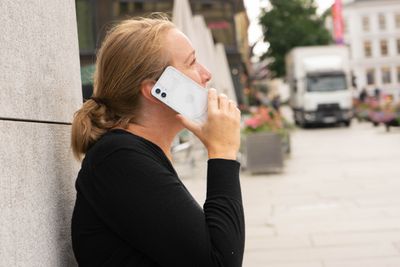 Nothings første telefon har et elegant design som kanksje er litt vel likt en Apple iPhone.