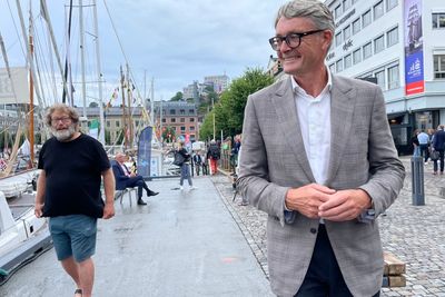 Aker-sjef Øyvind Eriksen advarer oljebransjen mot å kjøpe seg for hardt opp i fornybar energi. I bakgrunnen går Frederic Hauge i Bellona.