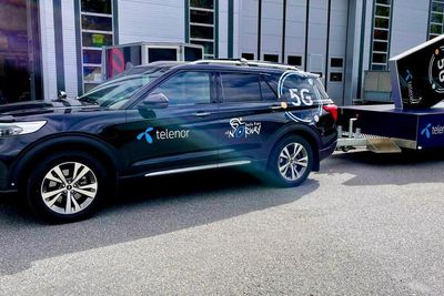 Telenor og Telia forteller begge at de har hver sin million kunder med 5G-enheter i sine nettverk. Her bilen Telenor brukte under sykkelløpet Arctic Race of Norway. 