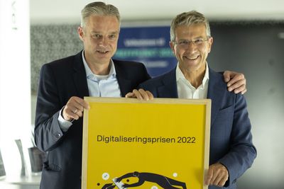 Prosjektleder for Tisk-IKT-programmet Arve Paulsen (til høyre) mottok Digitaliseringsprisen 2022 av Digdir-sjef Steffen Sutorius.