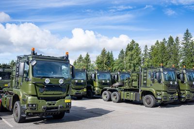 Flere titall av Forsvarets nye TG MIL 6x6-trekkvogner sto i august 2022 ferdig registrerte og klare til overlevering hos MAN på Lørenskog.