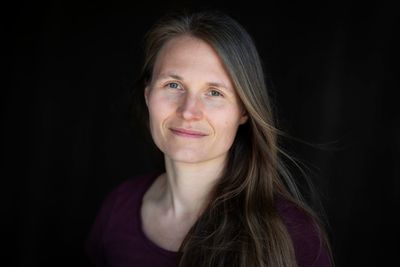 Mari Holm Ingelsrud er forsker ved Oslomet og har sett på undersøkelsen som viser at hjemmekontor virker positivt på trivselen. 