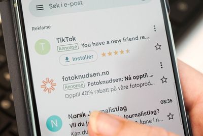 De to annonsene øverst i innboksen ligner til forveksling andre e-poster, men brukeren har aldri samtykket til å få dem.