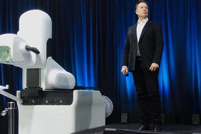 Elon Musk presenterer Neuralink-konseptet ved en tidligere anledning.