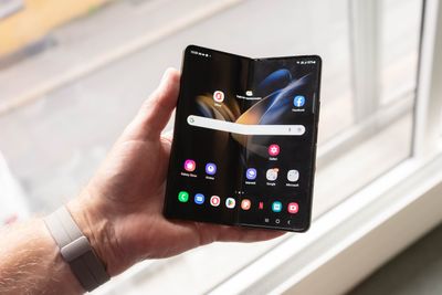 Samsung er blant produsentene som har begynt å utnytte store språkmodeller i smartmobilene. Runar Bjørnhovde i Canalys omtaler likevel funksjonene som en gimmick foreløpig. Bildet er av en Samsung Galaxy Z Fold 4.