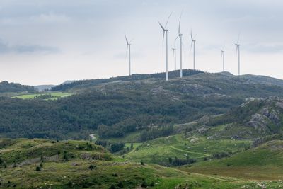 Spaltist Kim Allgot skriver om industriutvikling og fornybar kraft, her illustrert med Stigafjellet Vindkraftverk.