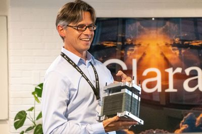 Bernt Skeie, administrerende direktør i Alma Clean Power, med en SOFC brenselcelle. 