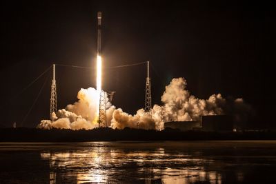 Bildet er fra en oppskytning av SpaceX-satellitter tidligere i år. 