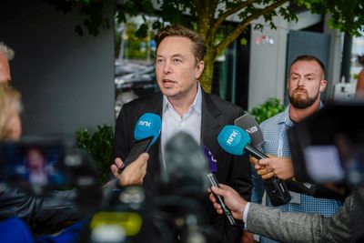 Tesla-sjef Elon Musks forhold til Norge er ikke lenger like godt. Oljefondet har stemt nei til å gi han en gigantisk lønnspakke, noe som ikke har falt i god jord hos Musk.