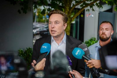 Tesla-sjef Elon Musk møtte deler av pressen før åpningen av ONS. Under åpningen snakket han med konferansier Xenia Wickett.