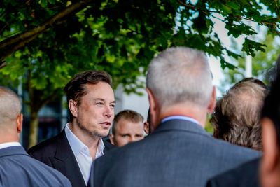 Elon Musk i pressemylderet på ONS i Stavanger.