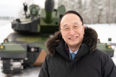 Eui-Seong Lee, direktør for forsvarsdivisjonen i Hyundai Rotem, besøkte Rena i slutten av januar i forkant av en måned med vinterprøver for de to stridsvognkandidatene.