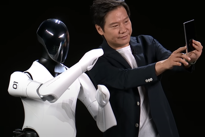 Xiaomi-toppsjefen Lei Jun tar selfie med selskapets nye robot – CyberOne.