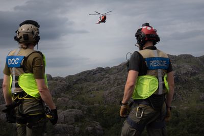 Trening på fjellredning med AW101 Sar Queen. Anestesilege Lars Erik Fjellet og redningsmann Torstein Sande gjør seg klar til å bli plukket opp av redningshelikopteret.