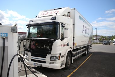 I Norge har tunge kjøretøy kun mulighet til å lade på steder som ikke er offentlig tilgjengelige, som her på Askos depot på Kalbakken i Oslo.