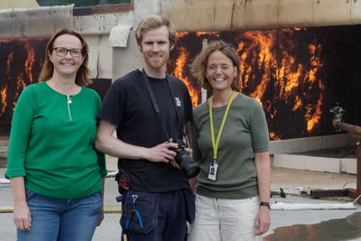 Fra venstre, Kathinka Leikanger Friquin, Andreas Sæter Bøe og Anne Steen-Hansen - alle tre godt fornøyd med forløpet av brannen som er i ferd med å brenne ut.