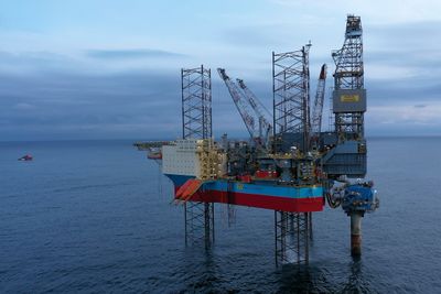 Yme-feltet ble bygget ut for tredje gang og startet produksjon fra Maersk Inspirer i oktober i fjor. Men operatør Repsol har hatt en rekke oppstartsproblemer, og feltet er nå stengt for å reparere skader på rørklemmer og i en sveiseskjøt i prosessanlegget. 