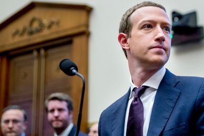 Stevningen fra Mark Zuckerberg og Meta går til 132 selskaper, deriblant Linkedin, Pinterest, Twitter, Tinder, Reddit, ByteDance og Clubhouse, men Meta varsler allerede nå at det kan komme flere.