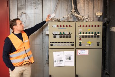 Prosjektleder Pål Solberg viser fram styringssystemet de har installert hos Ernex. Samlet sett forventer de å spare 40 prosent av strømforbruket.