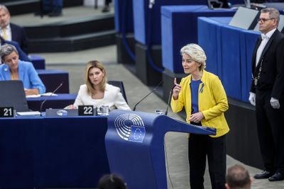 Ursula von der Leyen legger fram tilstandsrapporten for EU-unionen, mens Ukrainas førstedame, Olena Zelenska lytter.