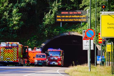 Ifølge direktivet skal alle tunneler over 500 meter ha rømningsveier ut i dagen. Det har Ikke Oslofjordtunnelen. 