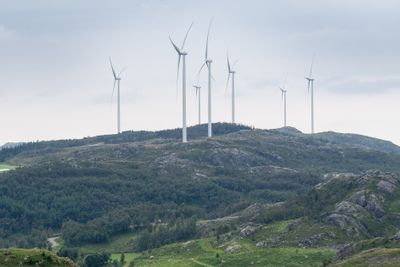 Spaltist Kim Allgot skriver om industriutvikling og fornybar kraft, her illustrert med Stigafjellet vindkraftverk.
