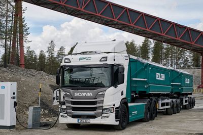 Innimellom slagene kobles el-lastebilen i Västerbotten til en hurtiglader med beskjedne 130 kW effekt. 