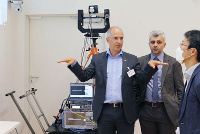 Thomas Haustein leder avdelingen for mobilkommunikasjon ved Fraunhofer Heinrich Hertz Institute i Berlin. Her i laben der 6G-testen ble gjort. 