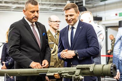 Przemyslav Kowalczuk, direktør i PIT-Radwar/Mesko (t.v) og Estlands forsvarsminister Hanno Pevkur under signering av Piorun-luftvern i Polen 7. september. Snart skal Estland og Latvia også bestille luftvern med større rekkevidde.