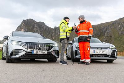 Ingeniørene Nicolai Gerrard fra Nkom (til venstre) og Tomas Levin fra Statens vegvesen er i full gang med jammetester på Andøya. Rundt 20 biler brukes i testene, i tillegg til helikopter og droner.