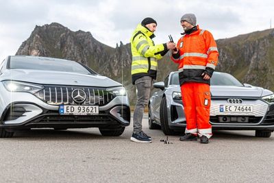 Ingeniørene Nicolai Gerrard fra Nkom (til venstre) og Tomas Levin fra Statens vegvesen er i full gang med jammetester på Andøya. Rundt 20 biler brukes i testene, i tillegg til helikopter og droner.