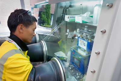 Her legger R&D Engineer Quang Thanh Nguyen inn anoden i et batteri i labben i Kristiansand. Nå gir Forskningsrådet midler til å gå videre med grafitten de produserer. 