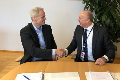 Eiliv Ofigsbø, direktør for IKT-kapasiteter i Forsvarsmateriell sammen med administrerende direktør Kjell Rusti i Sopra Steria da de undertegnet en fornyet kontrakt. Ofigsbø står på søkerlisten.