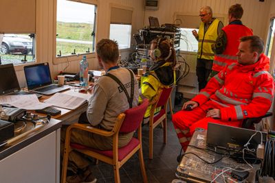 Personell fra FFI, Vegvesenet og Redningshelikoptertjenesten fyller opp den lille operasjonssentralen for høyeffektsjammingen.