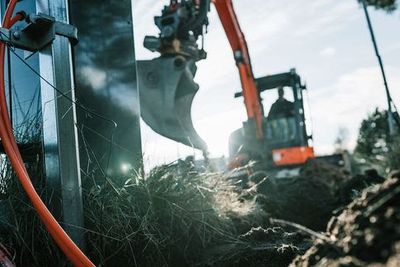 Bredbåndsbyggingen fortsetter. De siste tallene fra Nkom viser at 93,6 prosent av norske husstander har tilgang på minst 100 Mbit/s-bredbånd.