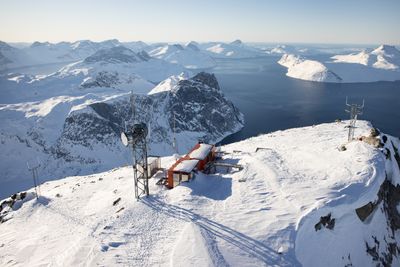 Basestasjon i mobilnettet til Tusass på Qinqaaq på Grønland, bygd i samarbeid med Ericsson, står høyt plassert i spektakulære omgivelser.