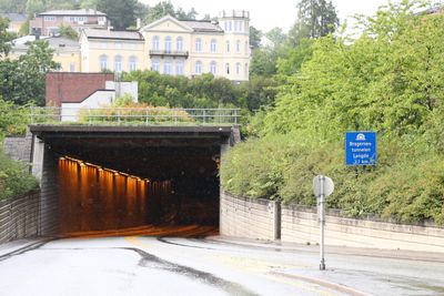 Den 3169 meter lange tunnelen går gjennom Bragernesåsen mellom Brakerøya i øst og Per Sivles gate og Øvre Storgate i vest. Tunnelen ble åpnet 14. august 2002. 