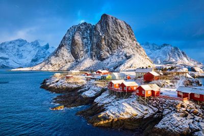 Det kan ta dager før bruddet på en av sjøkablene mellom Henningsvær og Svolvær i Lofoten blir fikset.