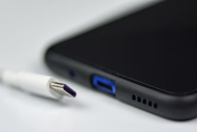 Den ny loven sier at USB-C, som i dag brukes i Android-telefoner, skal bli felles ladestandard for alle typer smarttelefoner, nettbrett, kameraer og hodetelefoner i EU fra 2024.