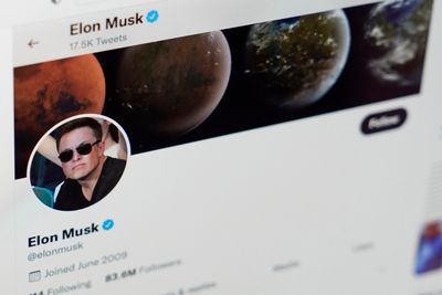 Twitter bekrefter at Elon Musk har gått med på å sluttføre avtalen om oppkjøp til opprinnelig avtalt pris.