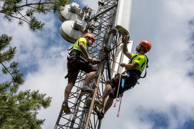 Medarbeidere fra UBConnect i arbeid. Nå blir arbeidsgiveren deres en del av Fair Play Bygg-samarbeidet.