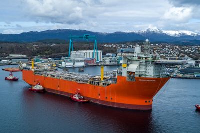 Johan Castberg-skipet ankom verftet til Aker Solutions på Stord i april i år, etter forsinkelser på verftet i Singapore. Det ble oppdaget kvalitetsfeil i sveiser på skipet, og alle sveisene måtte dermed gjennomgås.  