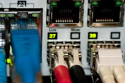 Tilrettelagt innhenting av grenseoverskridende elektronisk kommunikasjon handler blant annet om at E-tjenesten skal kunne lagre metadata om nettrafikken i 18 måneder og gjøre såkalte retrospektive søk i disse dataene.